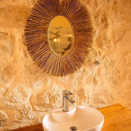 Stone Luxury Kabak פאראליה